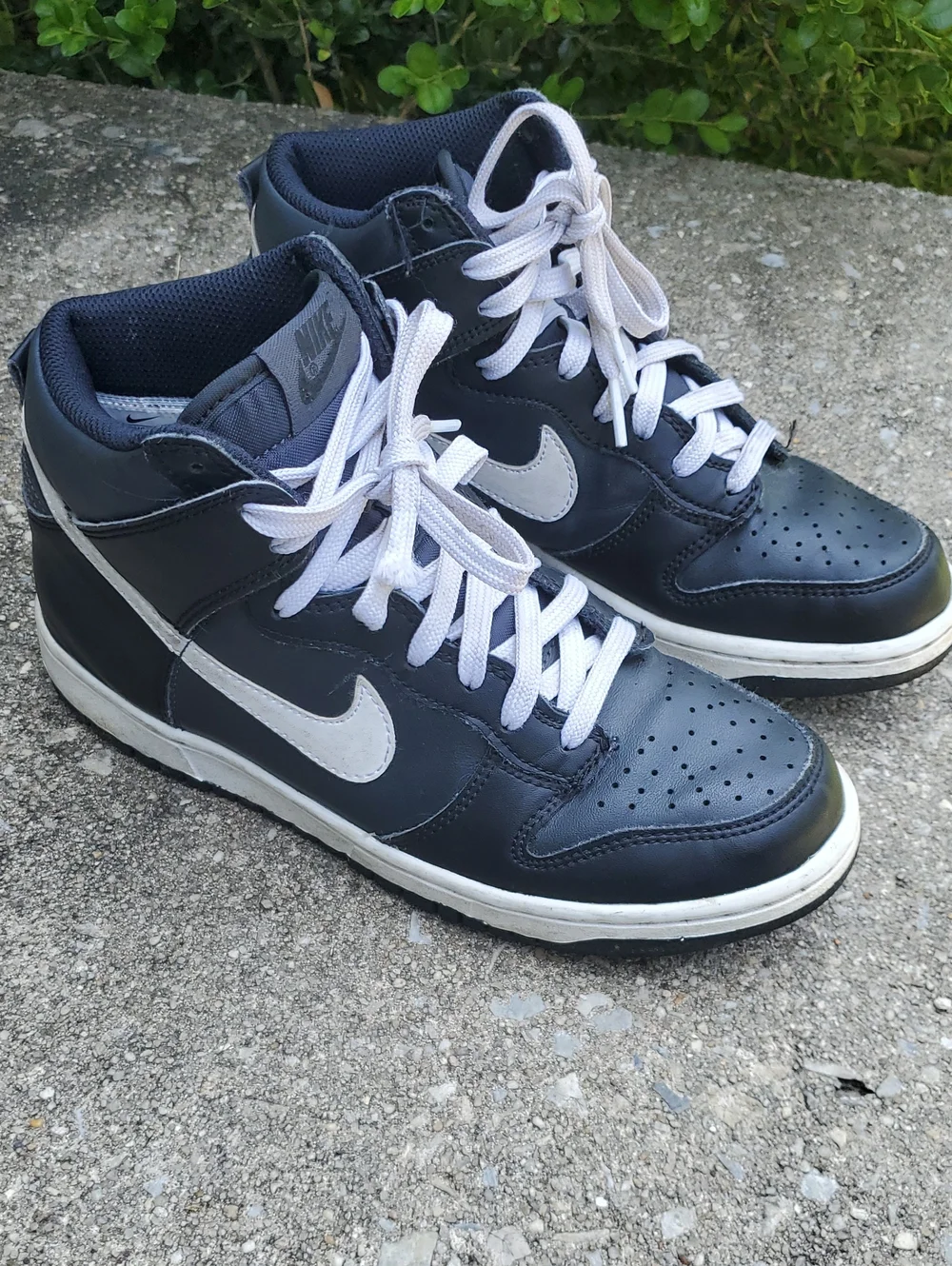 Nike Black and White  Venom Anthrocite HT Sneaker with White Swoosh Size 6 Youth